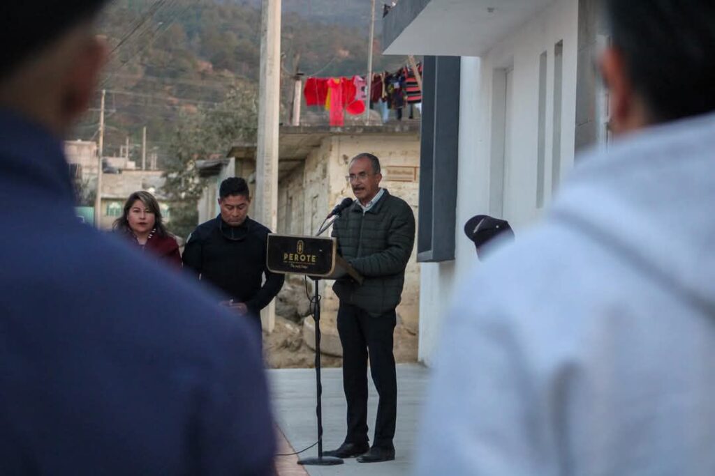 Alcalde de Perote Delfino Ortega Martínez inaugura pavimentaciones en su municipio.