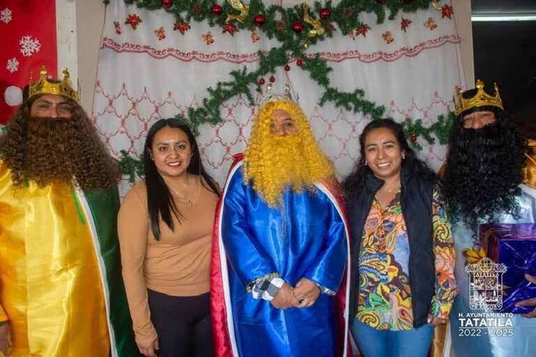 Margarita Hernández Martínez alcaldesa de Tatatila celebra a los niños de su municipio en el día de Reyes.