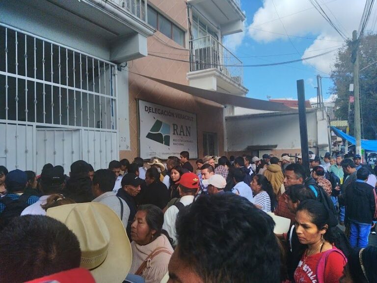 Las oficinas del RAN en Veracruz exponen en la intemperie a quienes acuden a realizar algún trámite.