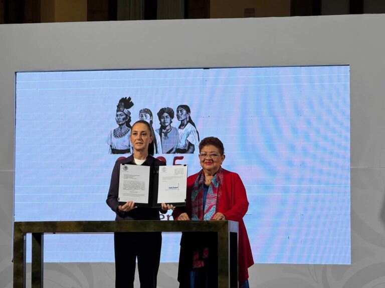 Claudia Sheinbaum Pardo Presidenta de México firma iniciativas para prevenir el tema de desapariciones.